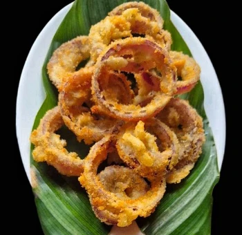 Crispy onion rings with spicy sauce